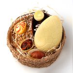 Osterkörbchen mit weißem Schokoladen-Ei