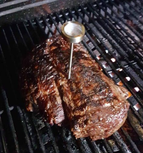 Steak auf Grill mit Fleischthermometer