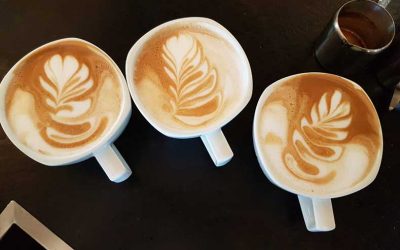 Xenias Latte-Art, mit Milch in den Kaffee gemaltes Blatt.